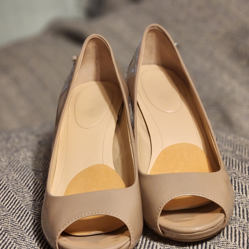 Open toe pumps